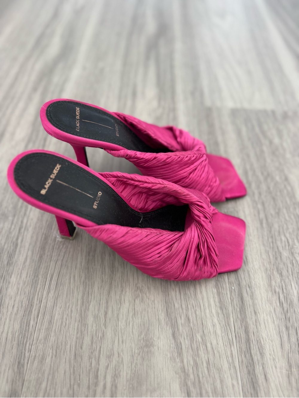 Women's black suede studio Fuchsia Knotted Heeled Mules